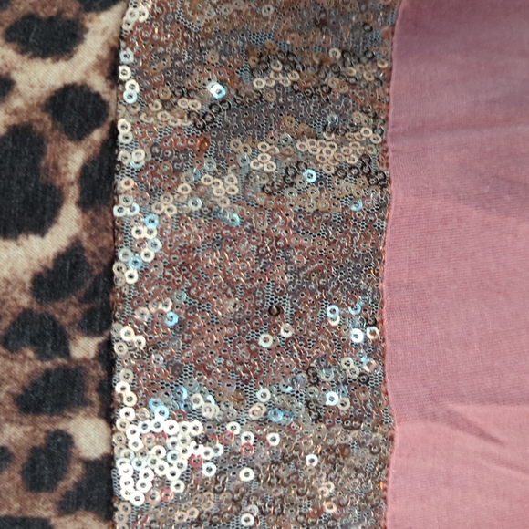 Cute V. En Style top. Leopard print, sequins and Pink with slight ruffle sleeve - Picture 3 of 7